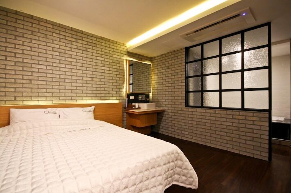 Comma Hotel Seomyeon 5/24