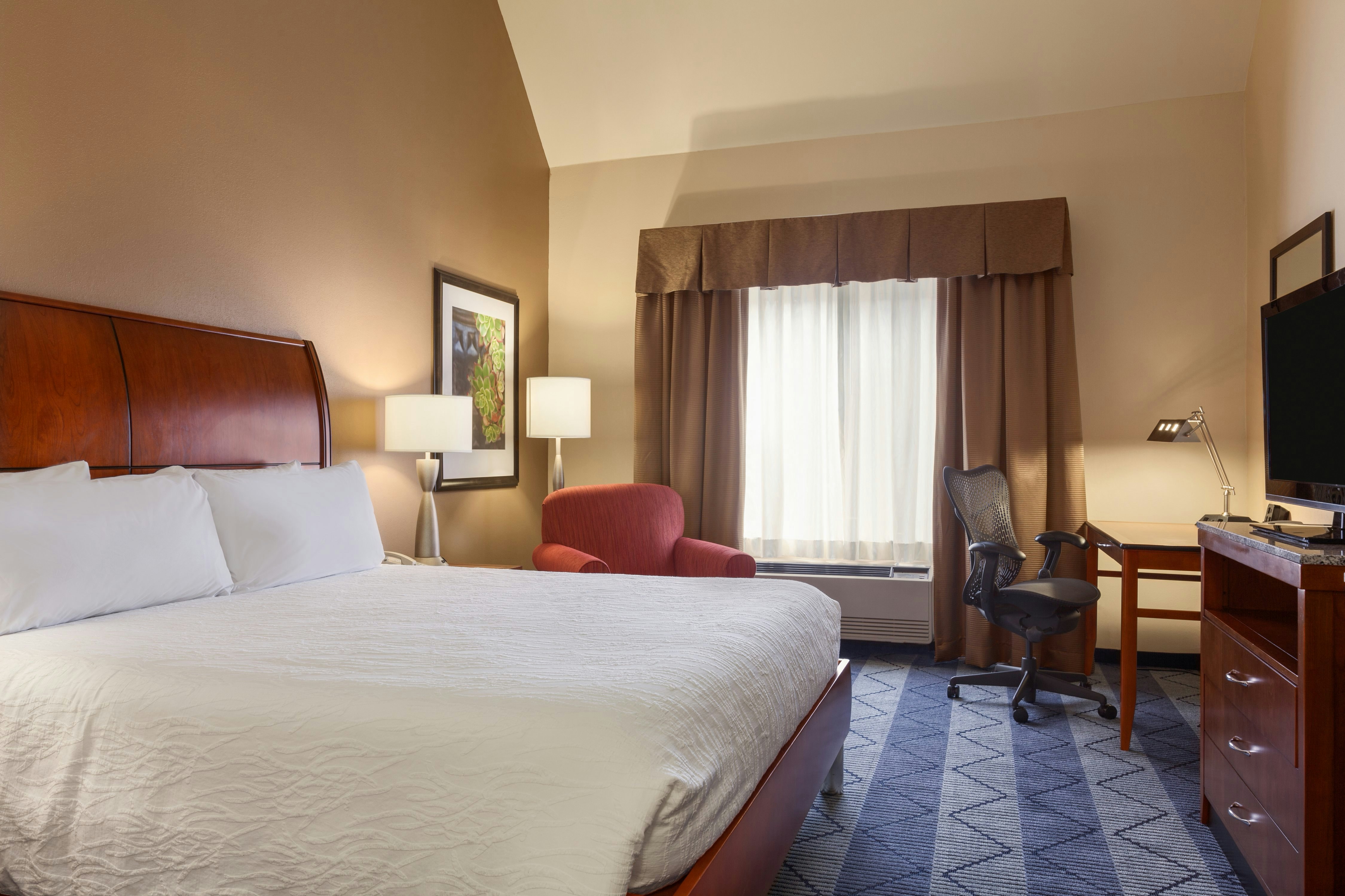 DELUXE, KING BED