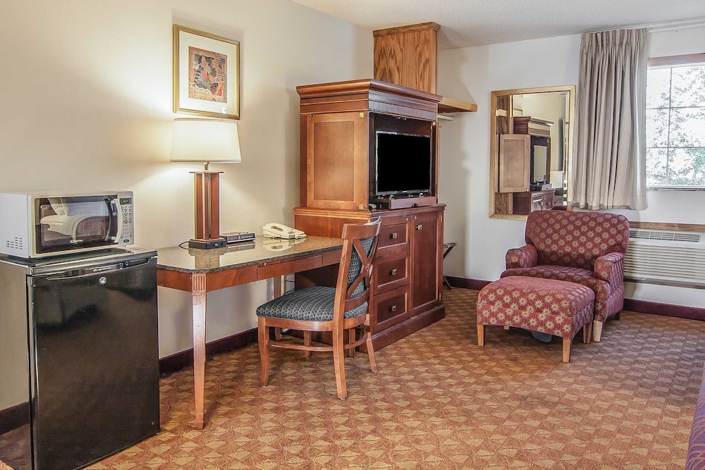 Econo Lodge Inn & Suites Madras 30/41