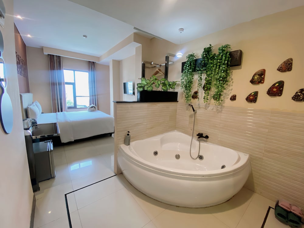 Verse Lite Hotel Gajah Mada 66/67