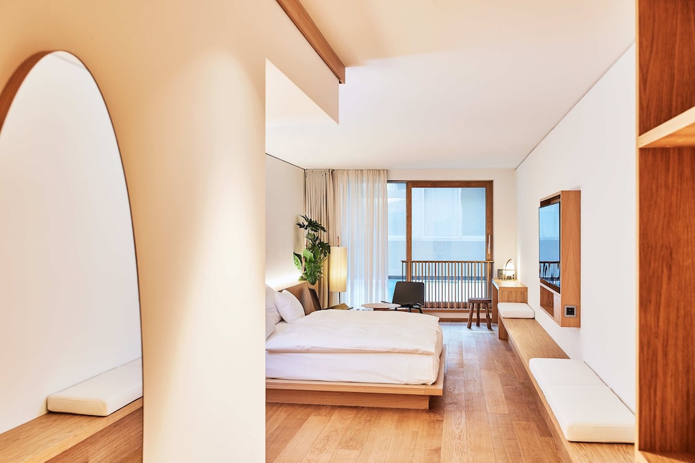 JUNIOR SUITE, KING BED, LARGE