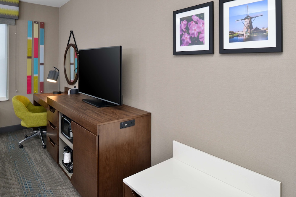 Hampton Inn Suites Adrian Mi 44/52