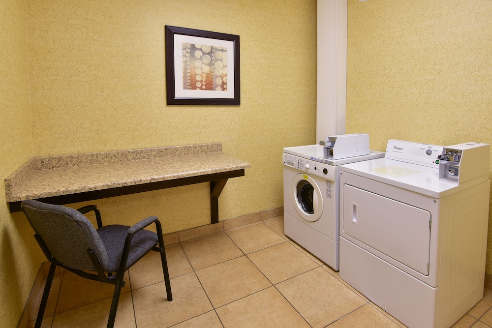 Holiday Inn Express Hotel Suites Wauseon 42/43