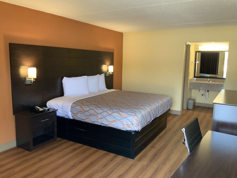 Days Inn by Wyndham Troy IL 17/34