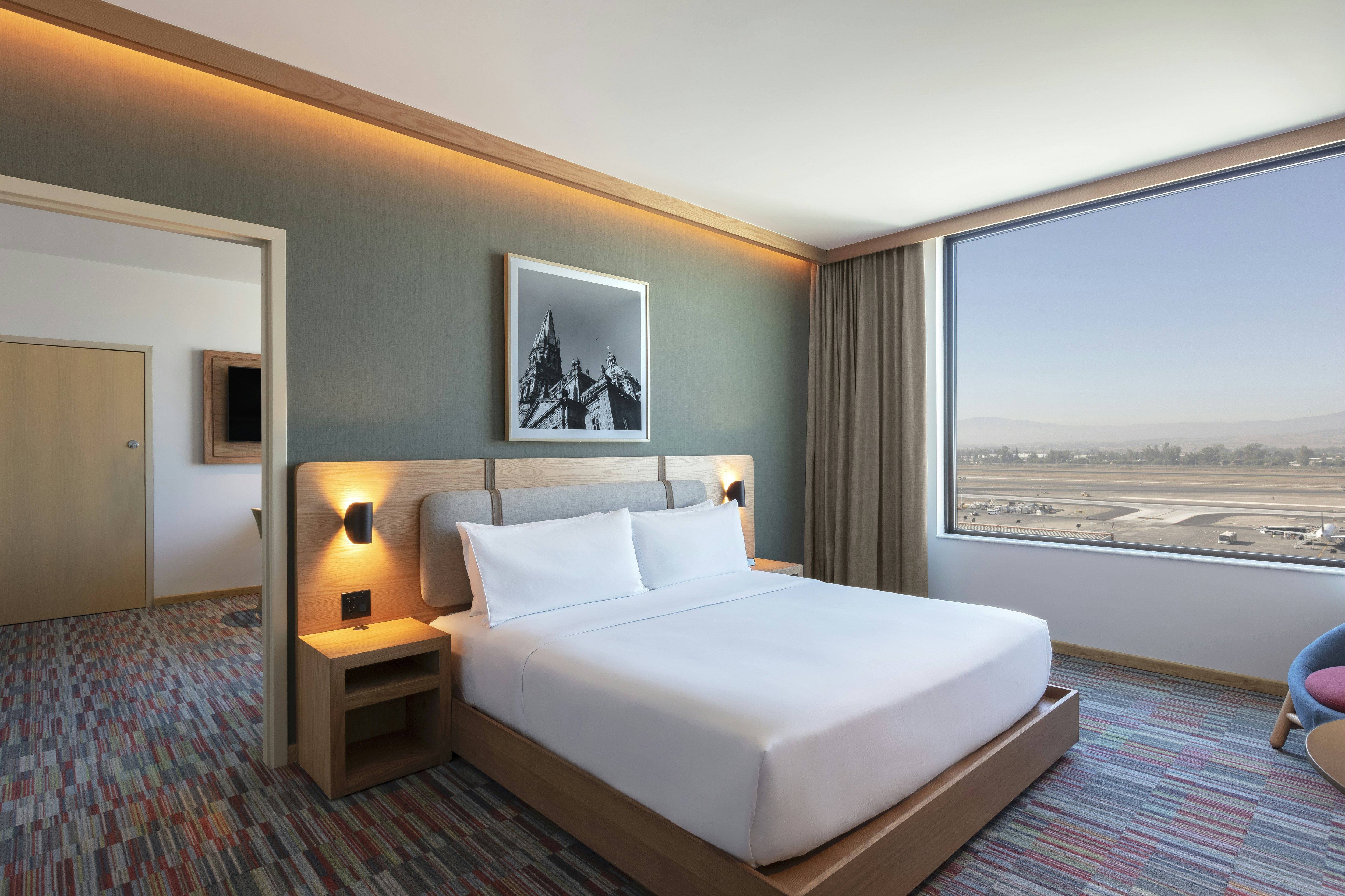1 Bedroom, Suite, King Bed, Airport View