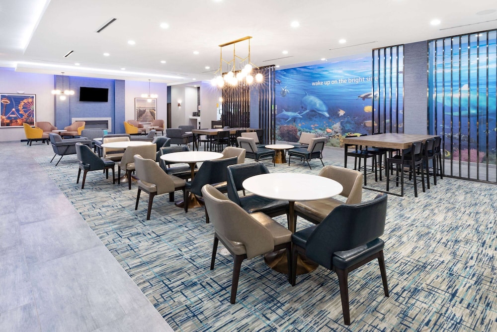 La Quinta Inn and Suites by Wyndham Galveston North at I-45 21/28