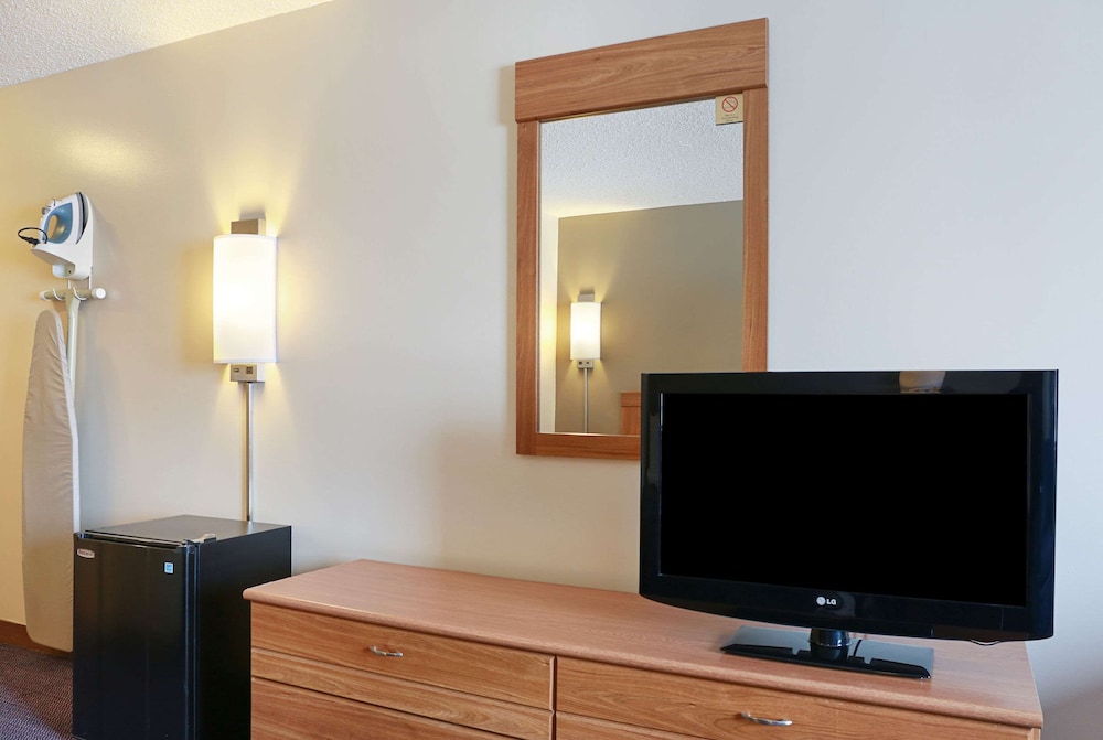 Econo Lodge Darien Lakes 45/46