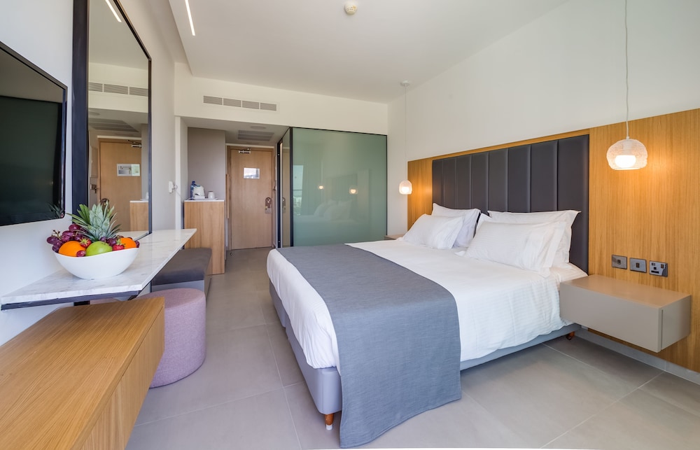 SUPERIOR, DOUBLE BED, PARTIAL SEA VIEW