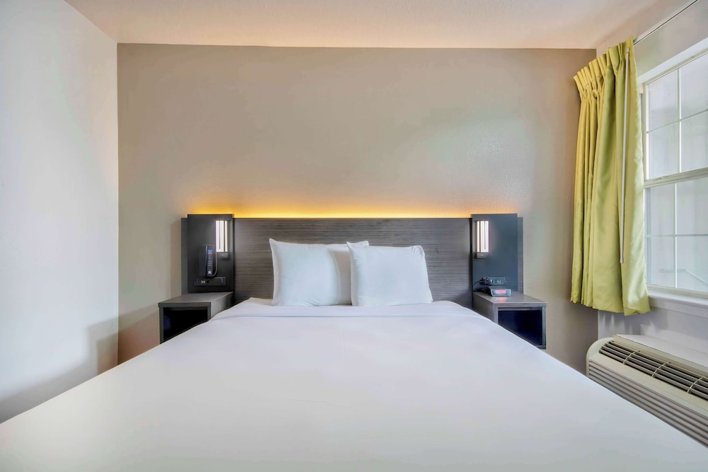 DELUXE, QUEEN BED, SMOKING