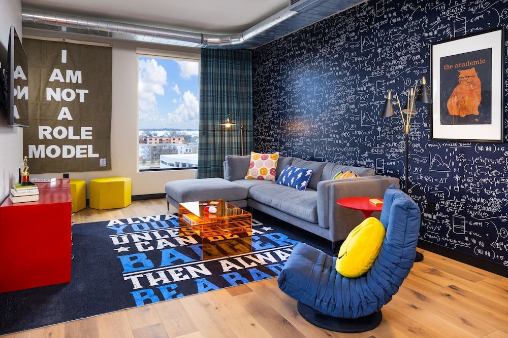 Moxy Madison Downtown 24/47