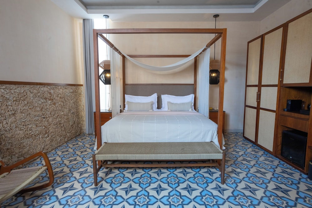 JUNIOR SUITE, KING BED