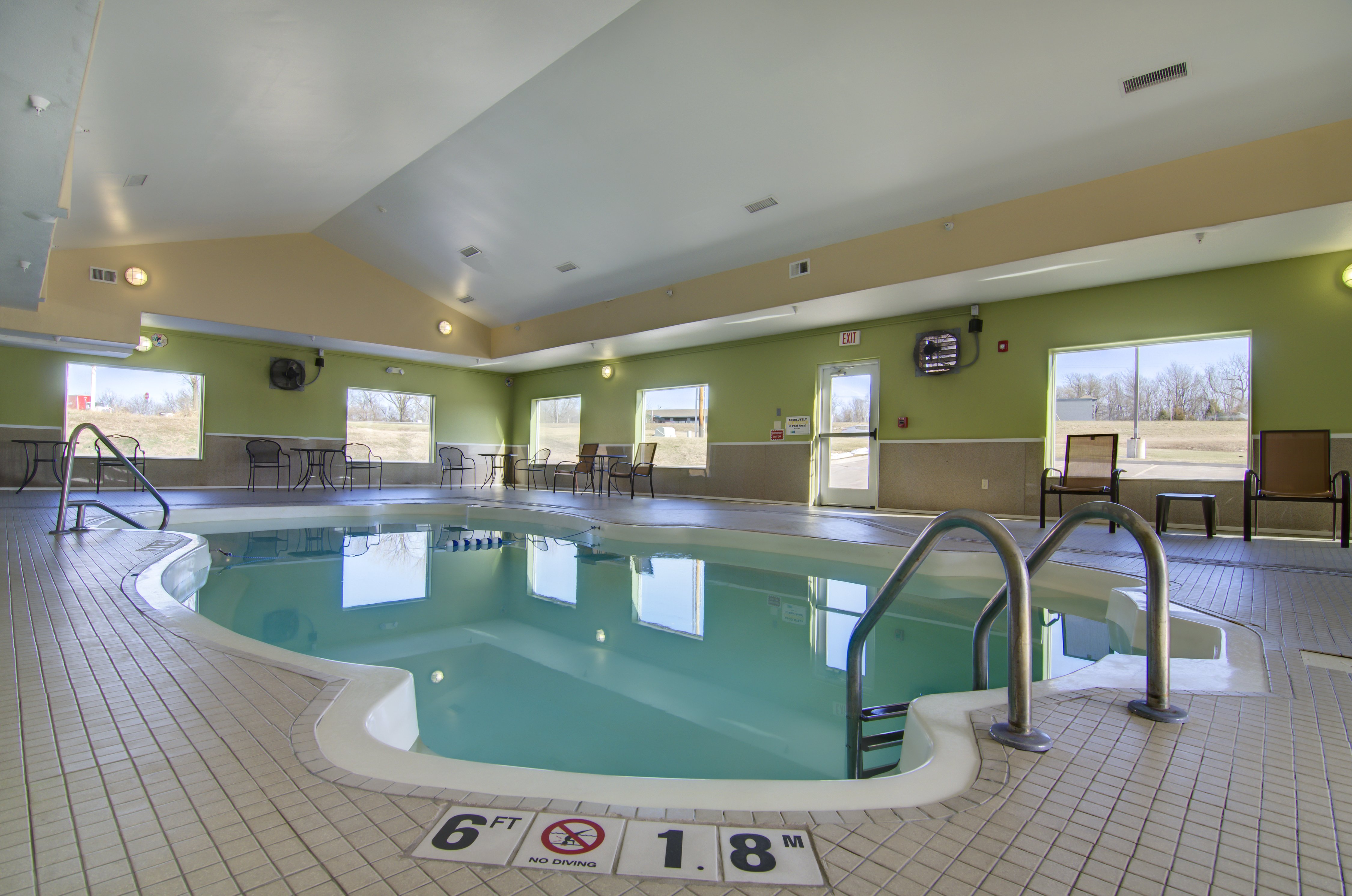Holiday Inn Express Hotel Amp Stes Kansas City Sports Complex 30/55