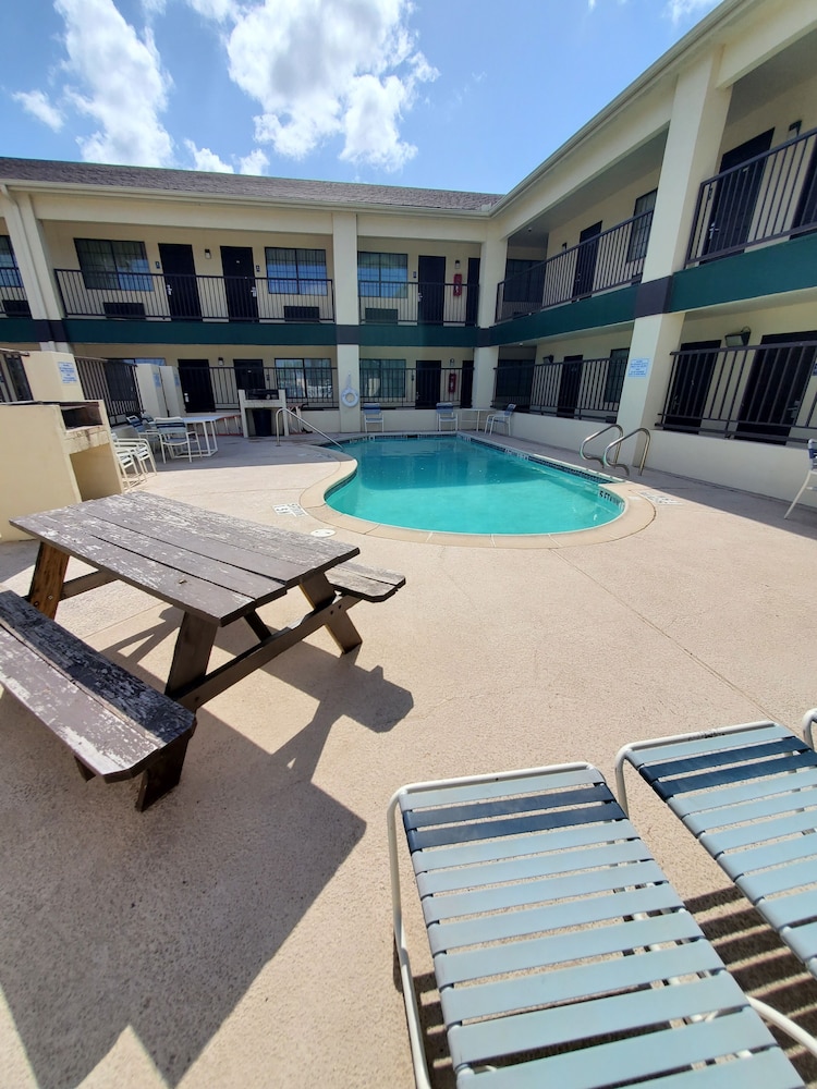 Deluxe Inn Suites 55/61
