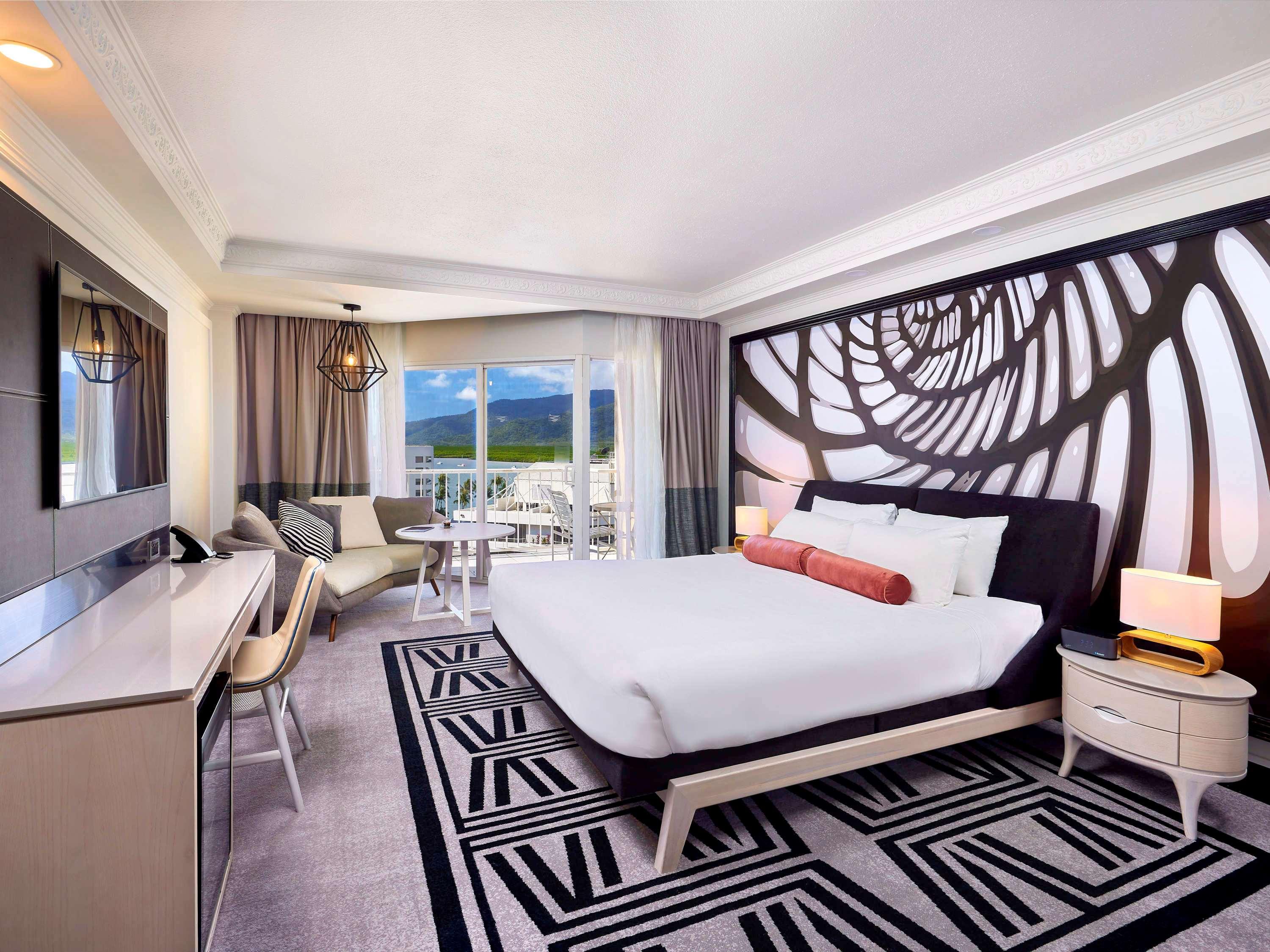 DELUXE, KING BED, HARBOUR VIEW