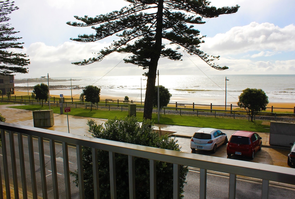 Beach Hotel 4/58
