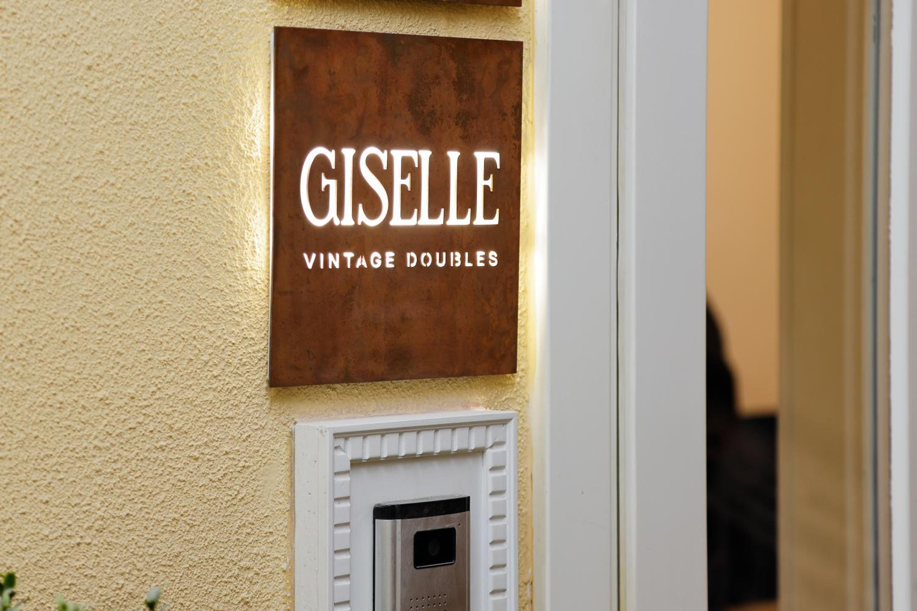 Giselle Vintage Doubles - Adults Only 20/27