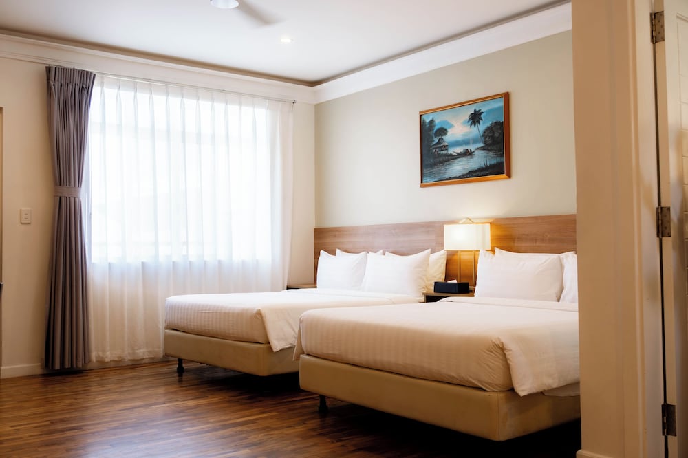 Deluxe, Family, 3 Queen Beds, Pool View, Original Building