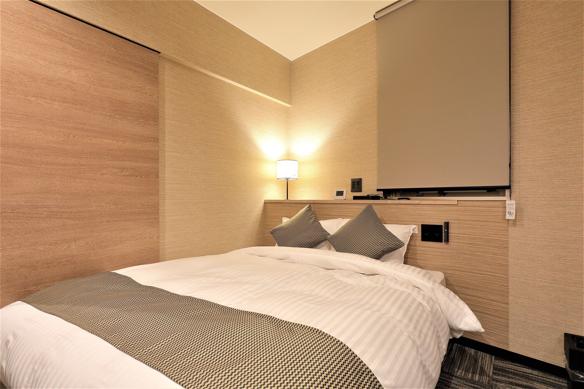 ROOM, QUEEN BED