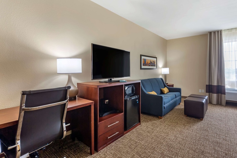 Comfort Suites Clarksville near Governors Square Mall 33/38