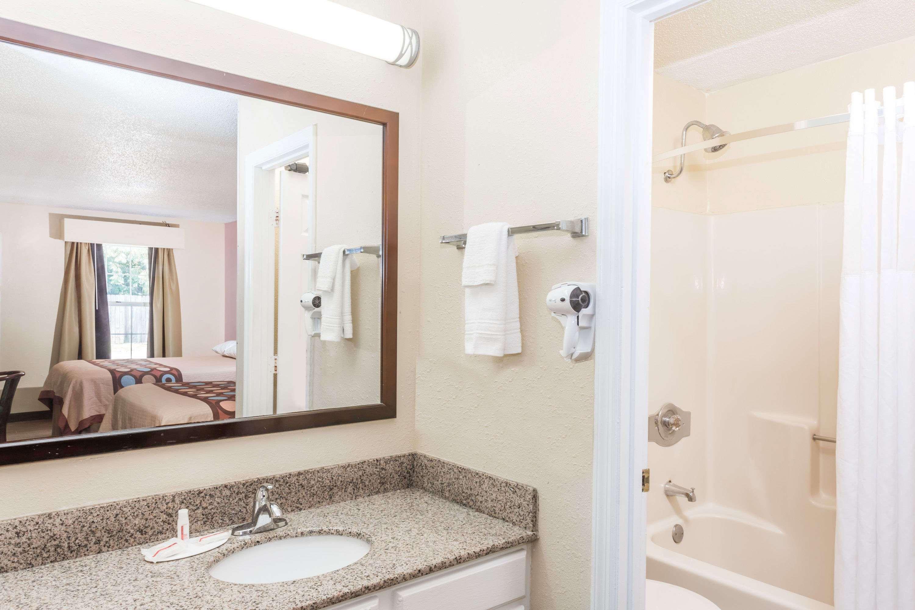Super 8 By Wyndham Statesboro 17/20
