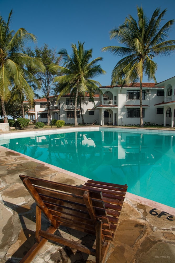 Bahari Dhow Beach Villas 4/61