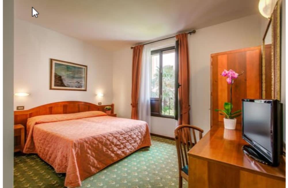 ROOM, DOUBLE OR TWIN BED