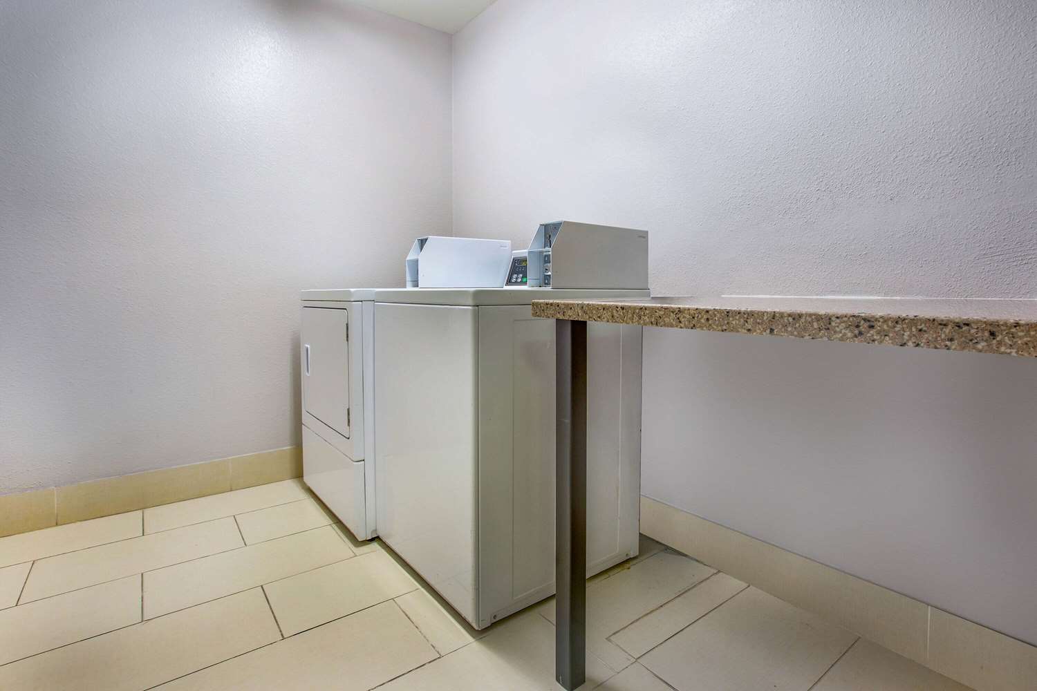 La Quinta Inn & Suites By Wyndham Pomona 14/52