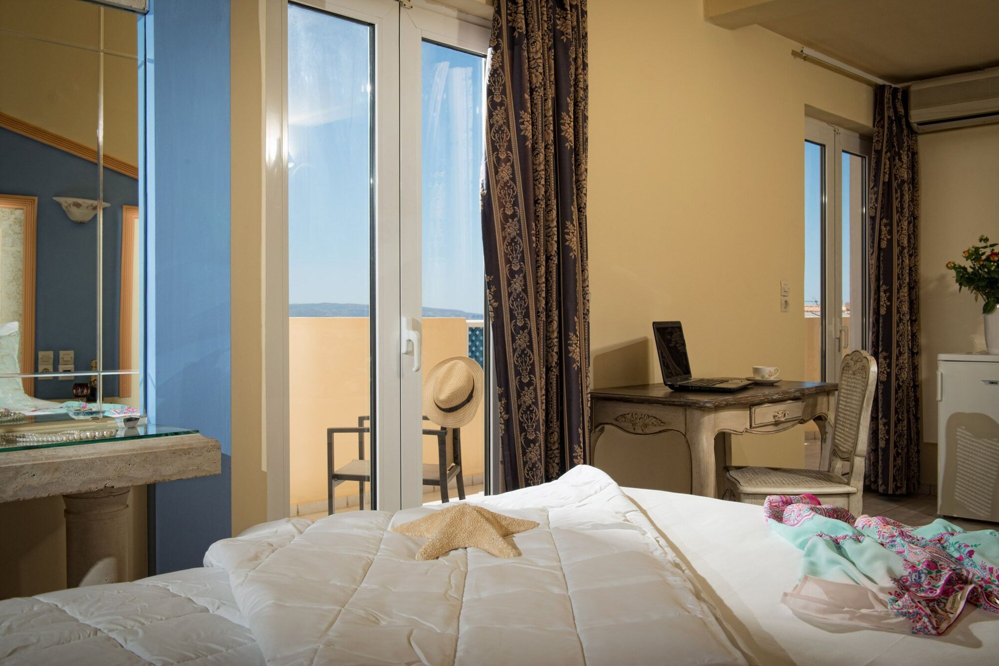 Superior, Suite, Queen Bed, Mountain View, Indoor Jetted Tub