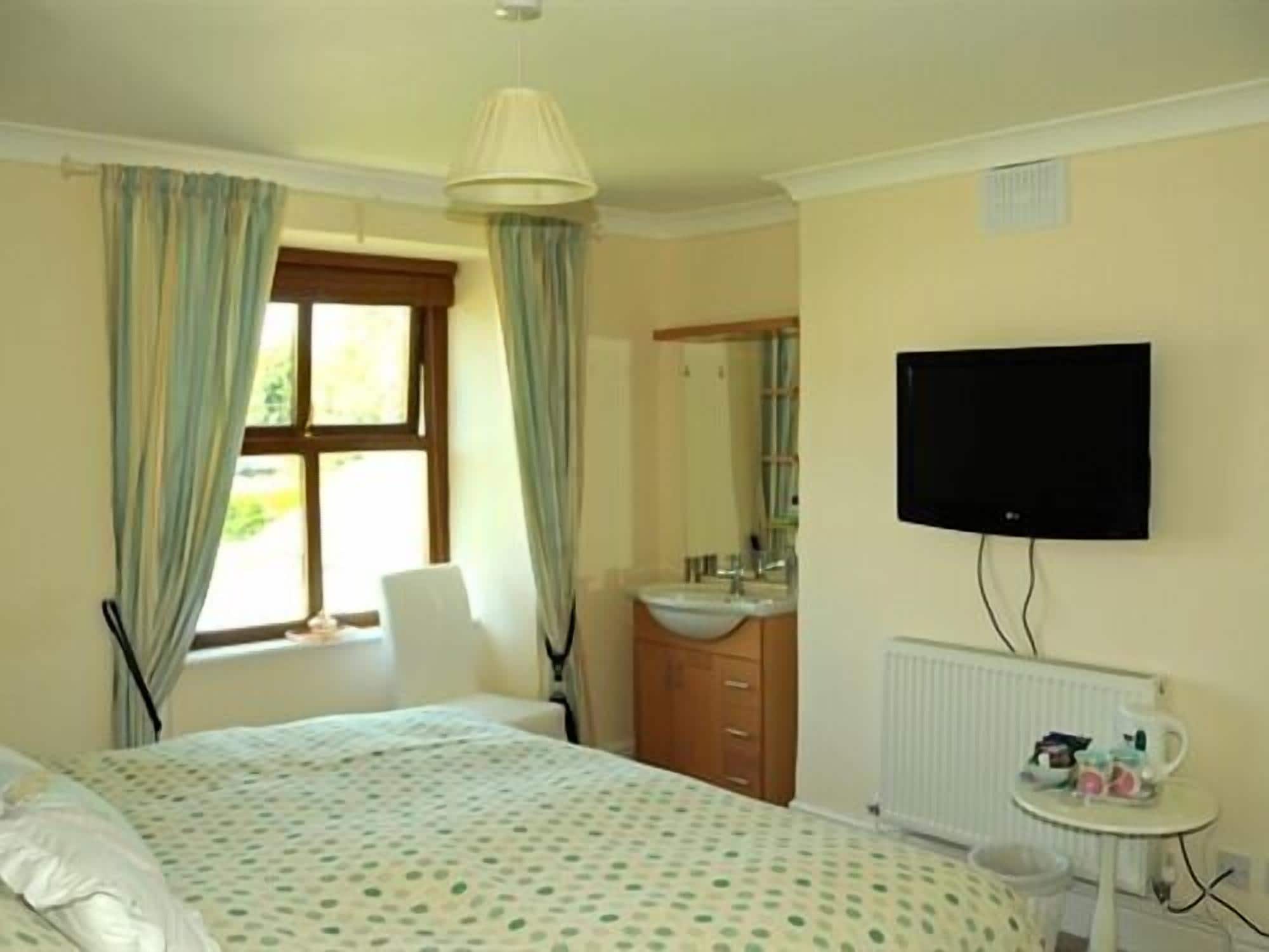 Room, King Bed, Side Bathroom