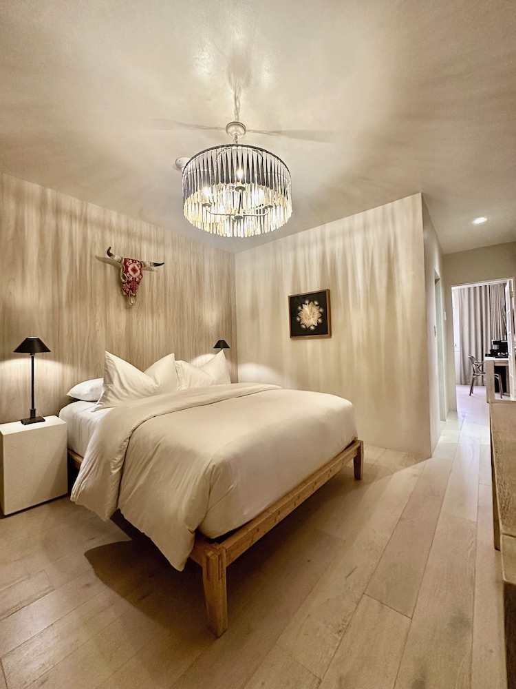 2 Bedrooms, Adjoining, Family Suite, 1 King and 2 Queen Beds, Sofa