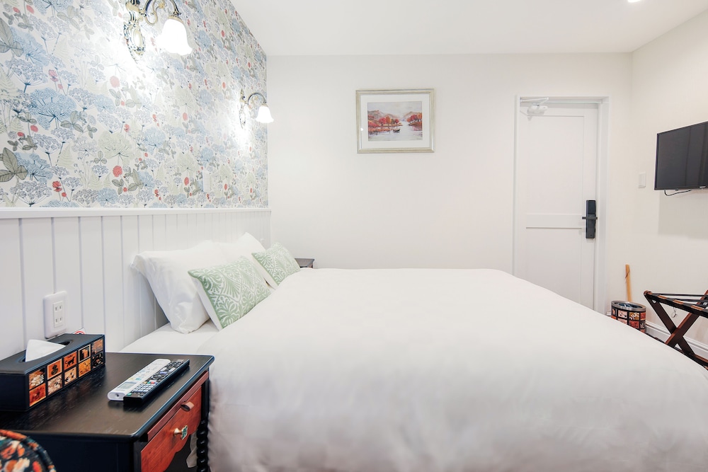 STANDARD, DOUBLE BED, MOUNTAIN VIEW