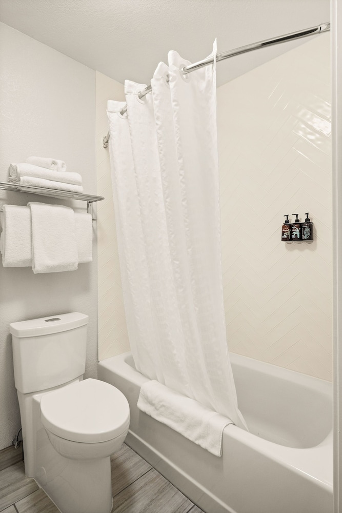 Oxford Suites Redding 62/64
