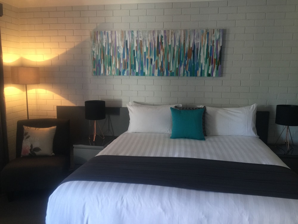 BLUE VIOLET MOTOR INN 8/38