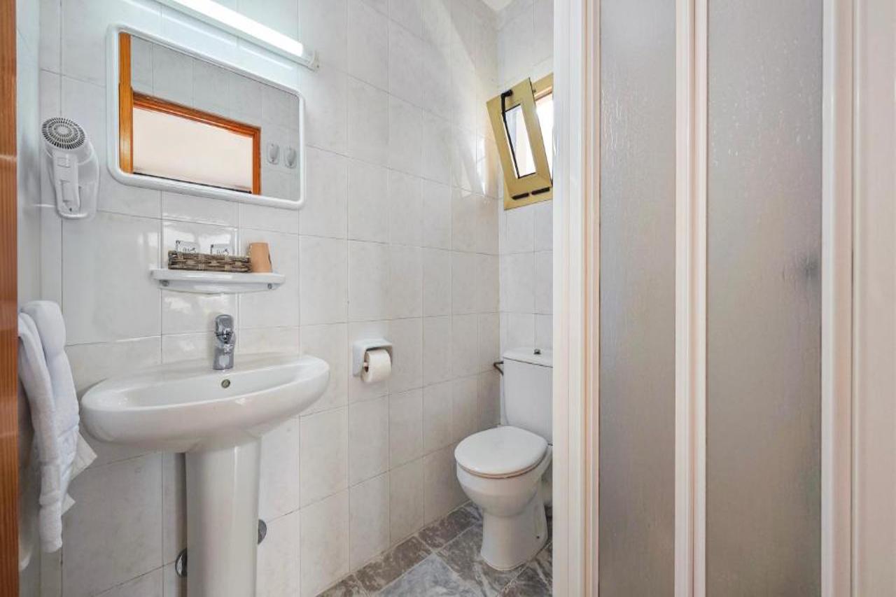 Azuline Hostal Dinamarca 35/35
