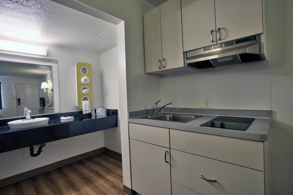 غرفة ديلوكس بسرير كوين بمطبخ صغير، Motel6 Tallahassee, FL - Downtown 7/7