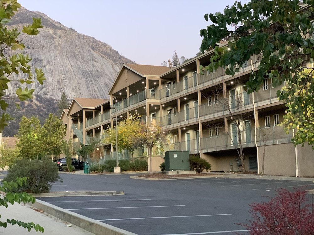 Yosemite View Lodge 2/50
