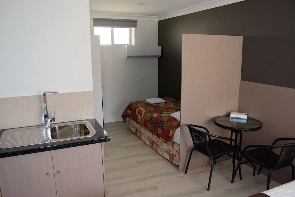 Civic Motor Inn Cowra 46/71