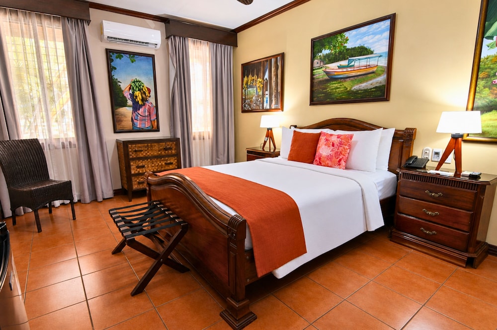 Hotel Casa Roland Golfito (ex Casa Roland Marina Resort) 11/72