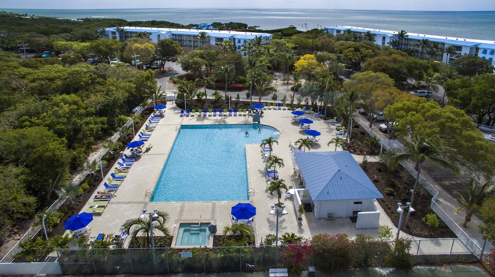 Ocean Pointe Suites Hotel 26/38
