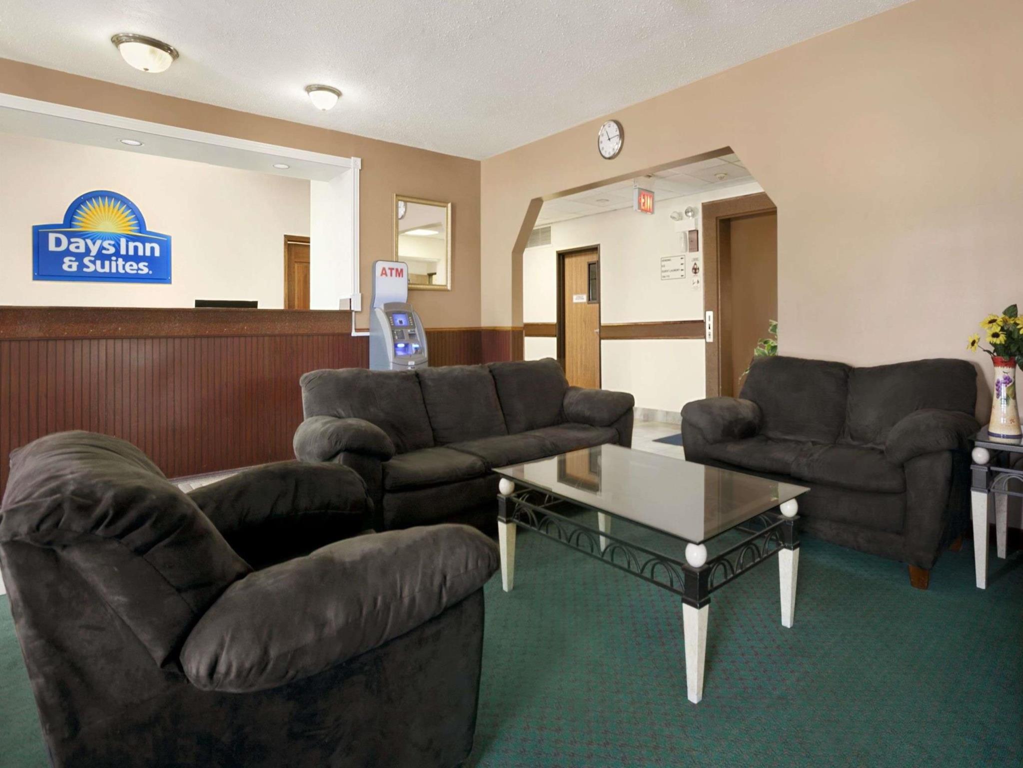 Days Inn & Suites By Wyndham Romeoville 15/26