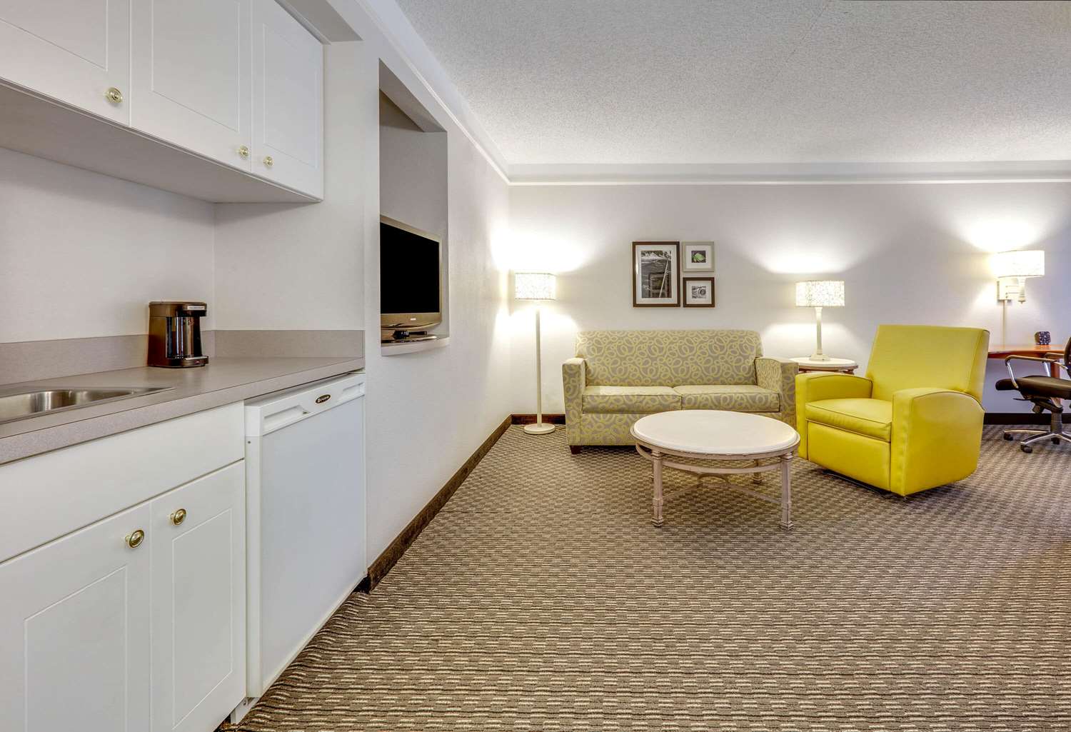 La Quinta Inn & Suites by Wyndham Dallas - Addison Galleria 24/24