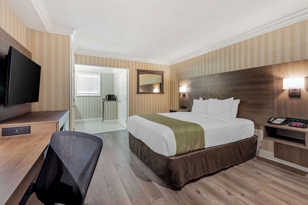 Standard, Queen Bed, Quality Inn Suites Anaheim Maingate 2/4
