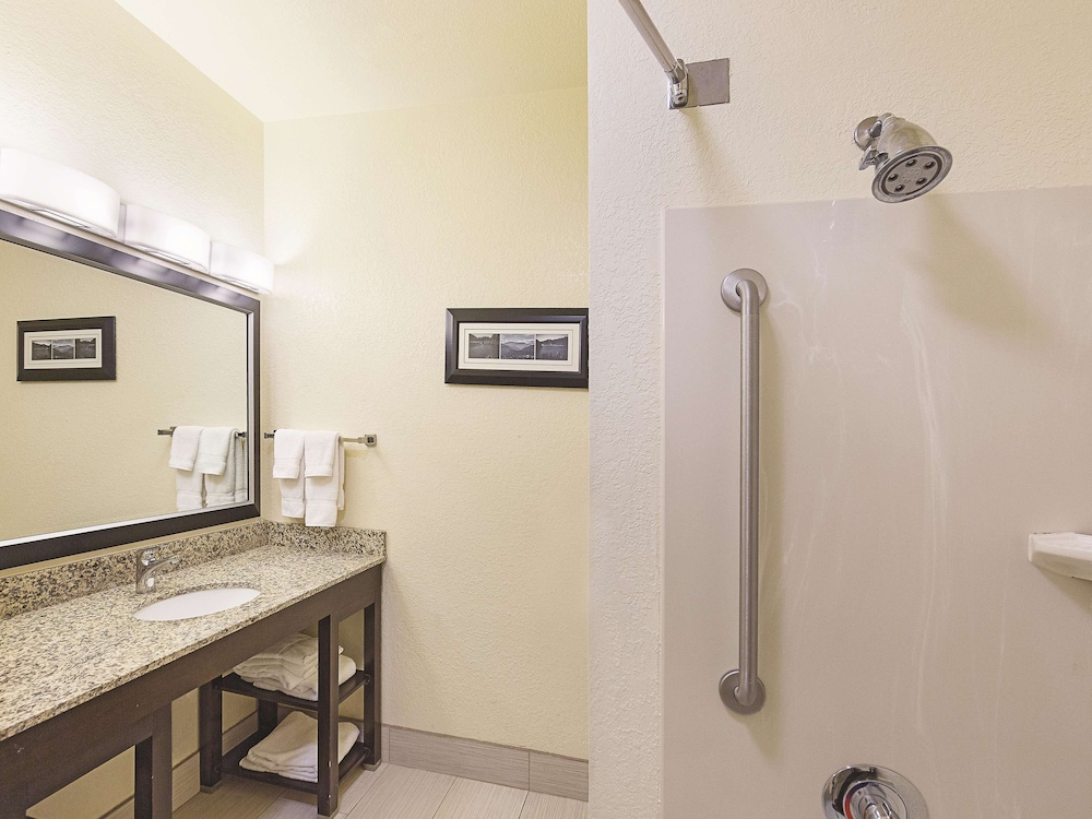 La Quinta Inn & Suites by Wyndham Central Point - Medford 48/48