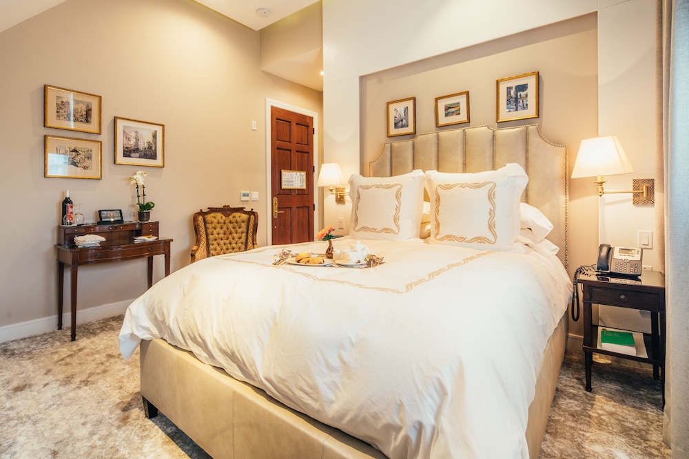 DELUXE, DOUBLE BED