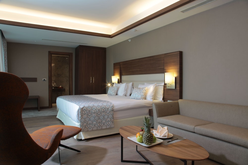 SUITE, CORNER