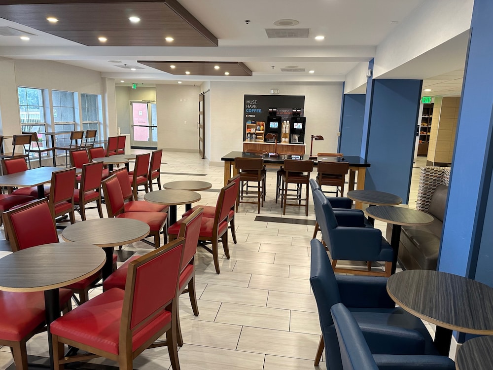 Holiday Inn Express Hotel & Suites Tracy 45/77