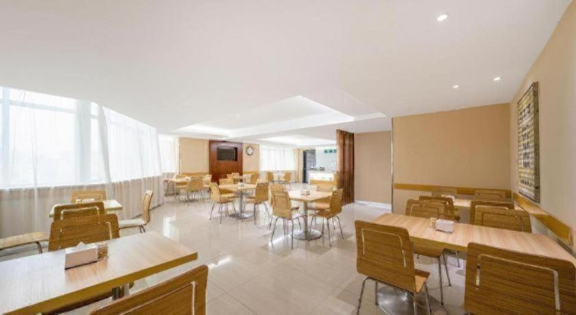 City Comfort Inn (Maoming High Speed Railway Station Wenming Road) 48/57