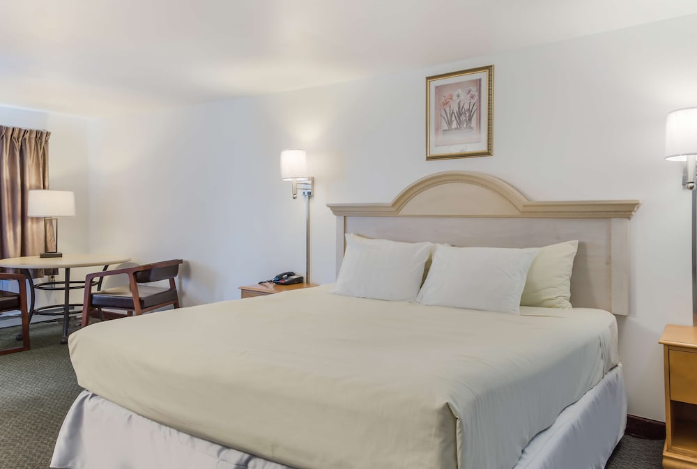 Americas Best Value Inn Suites Hyannis Cape Cod 21/42