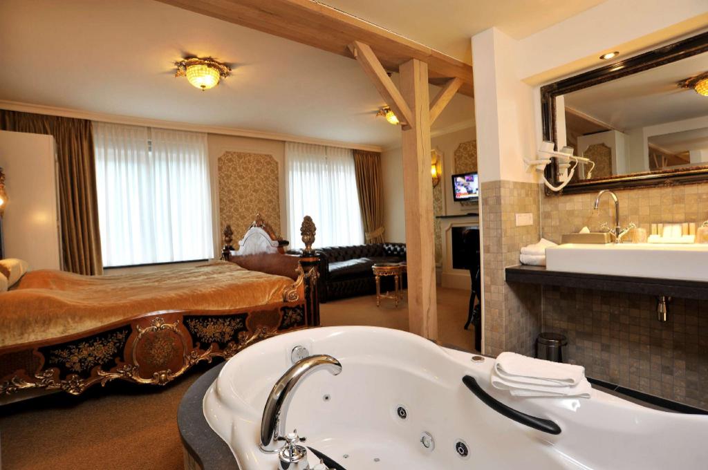 Theme, Superior, Suite, King Bed, Sofa, Living Area، Golden Tulip West Ende 6/6