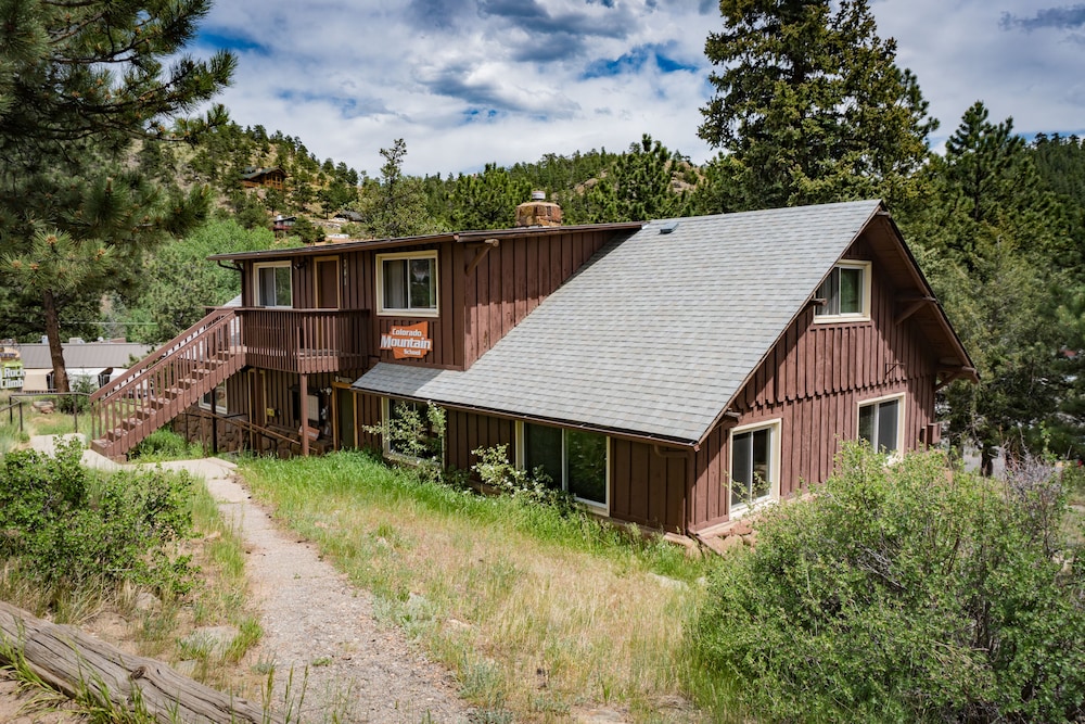 Estes Park Adventure Hostel 25/26